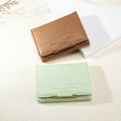 Portafoglio Corto in Pelle PU da Donna Triplo Piegamento Motivo a Coccodrillo Mini Portamonete Con Slot per Carte Decorazione Barra in Metallo Oro Borsa da Donna