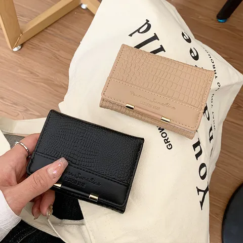 Portafoglio da Donna Corto in Pelle PU Alla Moda con Motivo a Coccodrillo Porta Carte a Tre Ante con Barra di Metallo Dorato per Pendolarismo