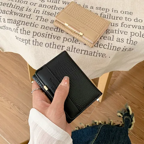 Portafoglio da Donna Corto in Pelle PU Alla Moda con Motivo a Coccodrillo Porta Carte a Tre Ante con Barra di Metallo Dorato per Pendolarismo