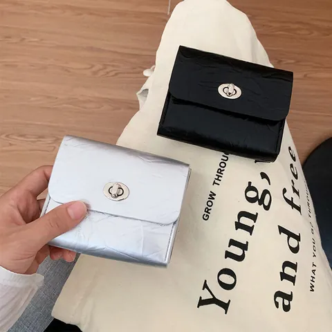 Portafoglio Corto in Pelle PU con Pieghe Vintage da Donna con Serratura a Girello in Metallo Porta Carte Minimalista