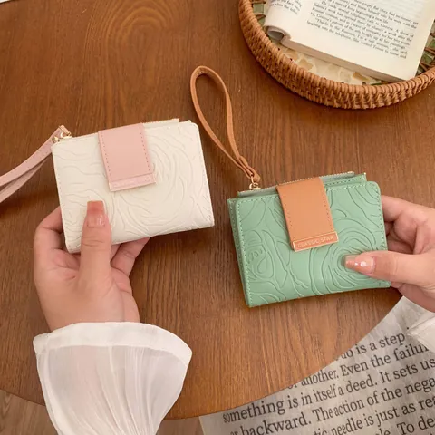 Portafoglio Corto da Donna in Pelle PU con Rose in Rilievo Blocco RFID Portamonete con Cerniera e Cinturino da Polso