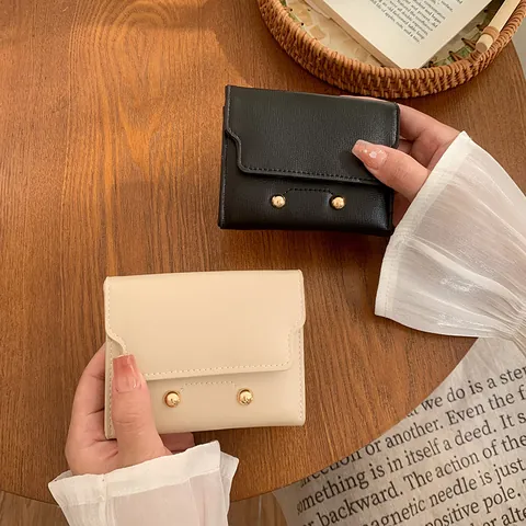 Petit Portefeuille Femme à Trois Volets en Cuir PU Minimaliste Pochette Courte Avec Rivets Dorés Porte-Cartes Pour Usage Quotidien