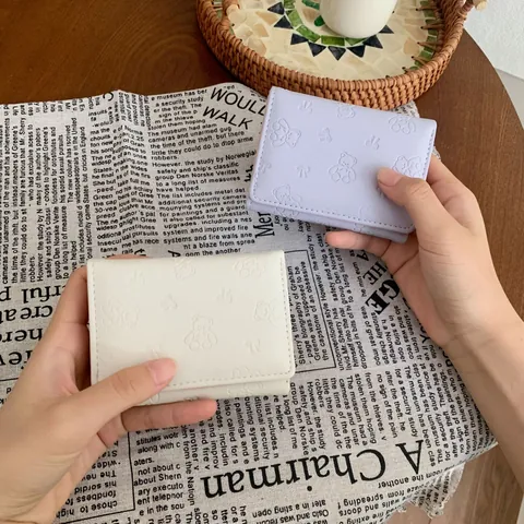 Portafoglio Corto da Donna in Pelle PU Con Orsetto e Fiocco a Rilievo Piccolo Portamonete Triplo Con Slot per Carte e Finestra Foto Mini Wallet