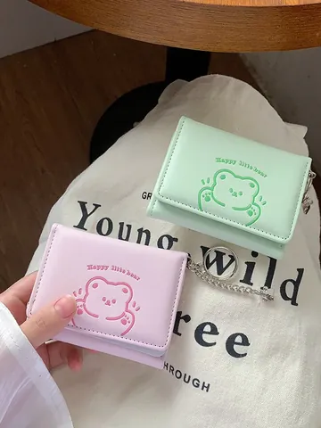 Portafoglio a Tre Ante con Stampa di Orso Cartone Animato per Donna in Pelle PU Mini Portamonete Corto con Pendente Portachiavi Portacarte Moda Studente