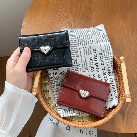 Portafoglio Corto da Donna in Pelle PU Increspata Vintage con Fibbia a Cuore Porta Carte Pieghevole Mini Borsellino per Donna Uso Quotidiano