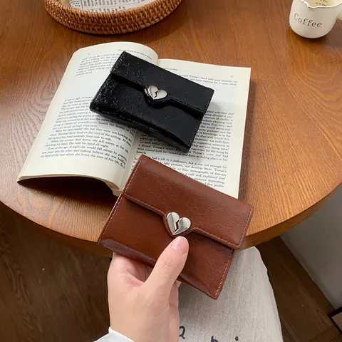 Portafoglio Corto da Donna in Pelle PU Increspata Vintage con Fibbia a Cuore Porta Carte Pieghevole Mini Borsellino per Donna Uso Quotidiano