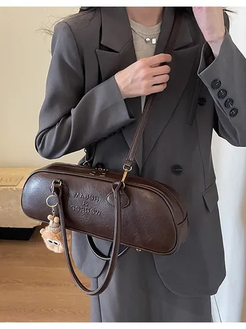 Bolso de Hombro Baguette de Cuero PU Retro para Mujer Bolso de Axila Vintage Cuadrado Con Colgante de Peluche Letras en Relieve
