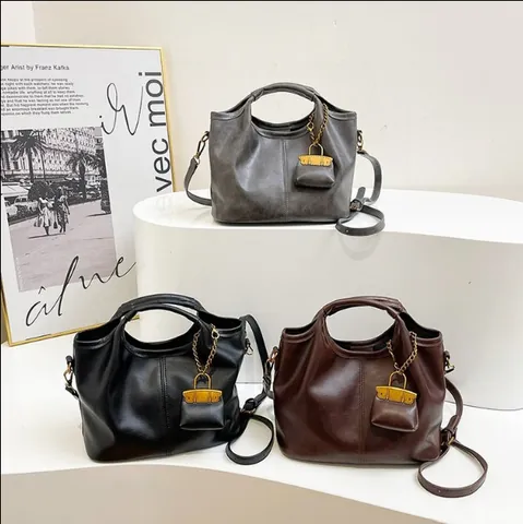 Vintage PU Leder Beuteltasche Für Damen Nische Design Top Griff Umhängetasche Mit Mini Taschenanhänger Pendeln Handtasche