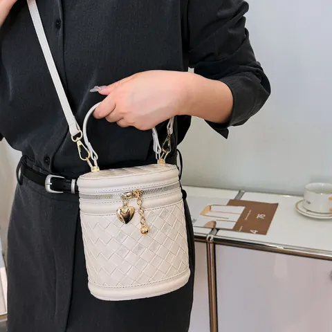 Bolso de Cubo de Cuero PU Tejido para Mujer Bolso de Cilindro Con Colgante de Corazón Correa Ajustable