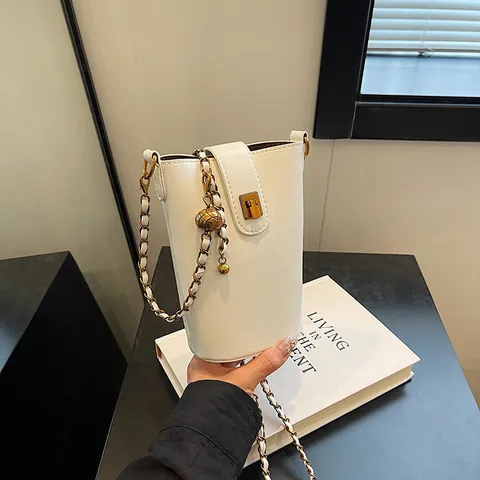 Damen Mode PU Leder Umhängetasche Mini Beuteltasche Goldene Kugel Verstellbare Kette Kleine Vertikale Handytasche