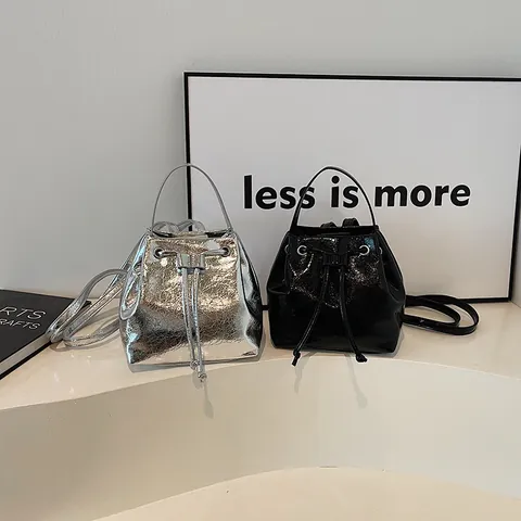 Borsa a Secchiello da Donna Moderna Metallizzata Increspata Coulisse Pelle PU Lucida Zaino a Tracolla Multi-way alla Moda