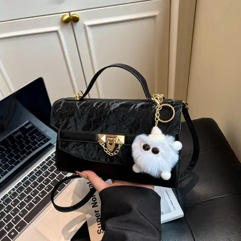 Sac à Main en Cuir PU Plissé pour Femmes avec Chaîne en Métal Doré Sac à Bandoulière avec Pendentif Monstre en Peluche Style Vintage Mode Sac à Main Polyvalent pour Fête Quotidienne