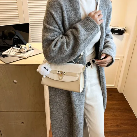 Sac à Main en Cuir PU Plissé pour Femmes avec Chaîne en Métal Doré Sac à Bandoulière avec Pendentif Monstre en Peluche Style Vintage Mode Sac à Main Polyvalent pour Fête Quotidienne