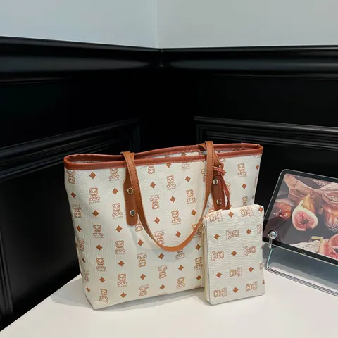 Mode Damen Tragetaschen Set aus PU-Leder mit Monogramm Cartoon Bärenmuster Große Kapazität Umhängetasche mit Kleinem Beutel