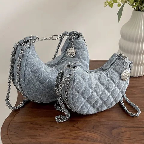Bolso de Media Luna Acolchado de Denim para Mujer con Cadena de Rejilla Rómbica y Colgante de Flor Bolso Bandolera Jeans Casual