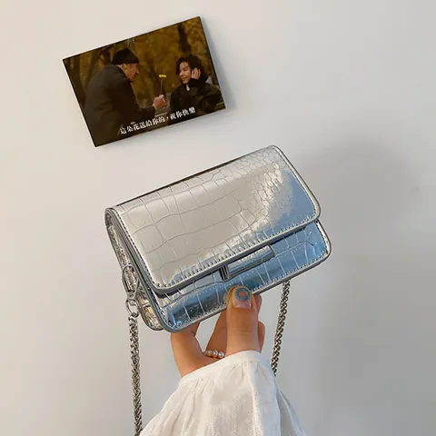 Petit Sac Carré Bandoulière en Cuir PU Brillant Motif Crocodile Pour Femmes Avec Chaîne En Métal Argenté Sac à Épaule Quotidien