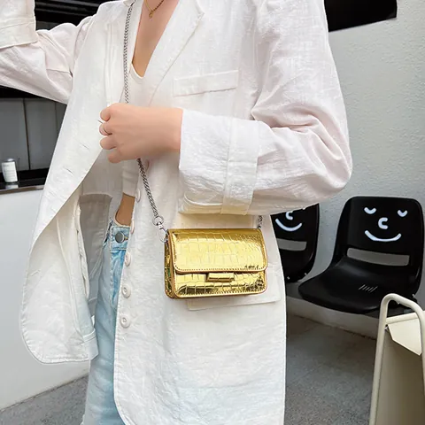Petit Sac Carré Bandoulière en Cuir PU Brillant Motif Crocodile Pour Femmes Avec Chaîne En Métal Argenté Sac à Épaule Quotidien