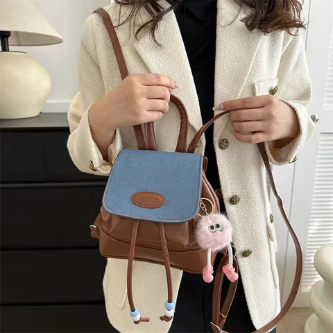 Mini Zaino da Donna Vintage Denim Pelle PU Patchwork Piccolo Zainetto Con Ciondolo in Peluche Stile di Strada Borsa Scuola