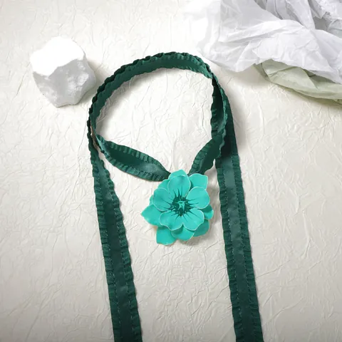 Fashion Alloy Enamel Flower Pendant Necklace For Women Pleated Satin Ribbon Choker Sweet Vintage Style Jewelry Accessories