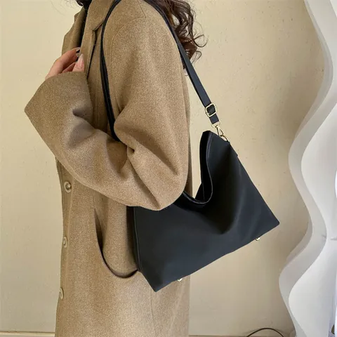 Minimalist Women Shoulder Bag Matte PU Leather Hobo Tote Bag Large Capacity Commuter Underarm Bag With Adjustable Strap