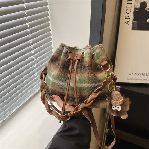 Vintage Plaid Woolen Bucket Bag For Women Fashion Drawstring Shoulder Bag With Woven Handle Detachable Strap Plush Toy Charm Casual Tote
