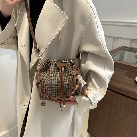 Vintage Plaid Woolen Bucket Bag For Women Fashion Drawstring Shoulder Bag With Woven Handle Detachable Strap Plush Toy Charm Casual Tote