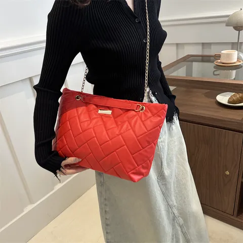 Fashionable Women Quilted Tote Bag PU Leather Large Capacity Rhombus Shoulder Bag With Chain Strap For Daily Commute Office