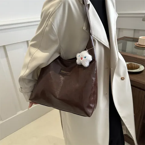 Bolso Tote de Gran Capacidad para Mujer Cuero PU Moda Simple Estilo Coreano Bolso de Hombro para Axila Con Colgante de Peluche Bolso de Mano