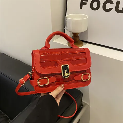 Borsa a Mano da Donna in Pelle PU con Motivo a Coccodrillo Serratura in Metallo Dorato Borsa a Tracolla Piccola Satchel Quadrata Con Ciondolo a Palla di Pelo