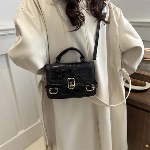 Borsa a Mano da Donna in Pelle PU con Motivo a Coccodrillo Serratura in Metallo Dorato Borsa a Tracolla Piccola Satchel Quadrata Con Ciondolo a Palla di Pelo