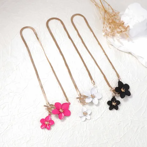 Pastoral Alloy Flower Pendant Necklace With OT Buckle Botanical Jewelry For Women Daily Party Accessory Rose White Black