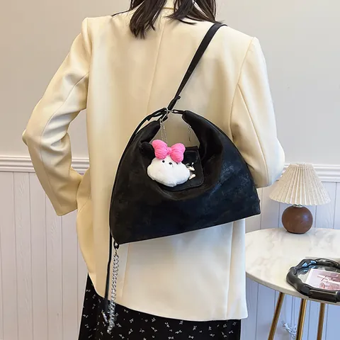 Dames Mode PU Leer Hobo Tas Strik Decor Metalen Ketting Schoudertas Kleine Onderarm Crossbody Tas Met Pluche Hanger