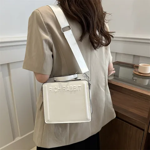 Bolso Bandolera Cuadrado de Cuero PU Minimalista para Mujer Con Letras en Relieve Bolso de Mano de Gran Capacidad Correa Ancha Casual