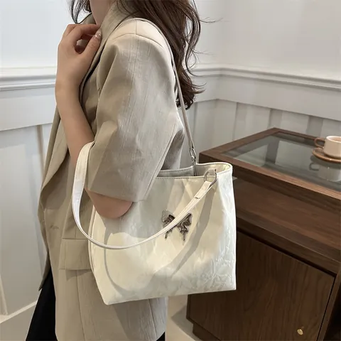 Borsa Tote da Donna in Pelle PU Plissettata Con Ciondolo a Farfalla Argento Borsa a Tracolla Morbida Moda Estiva