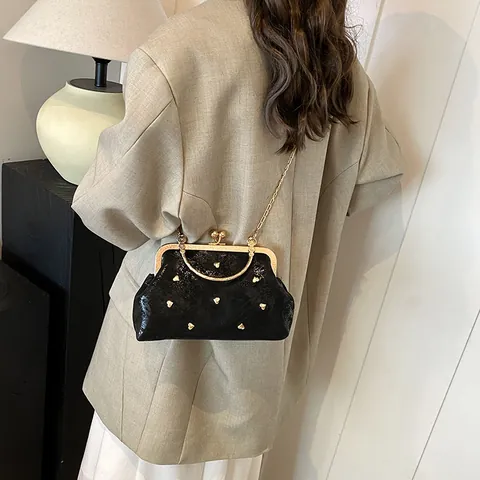 Damen Vintage PU Leder Kussverschluss Umhängetasche Herz Niete Schale Handtasche Mit Kettengurt Retro Arzt Stil Abendtasche