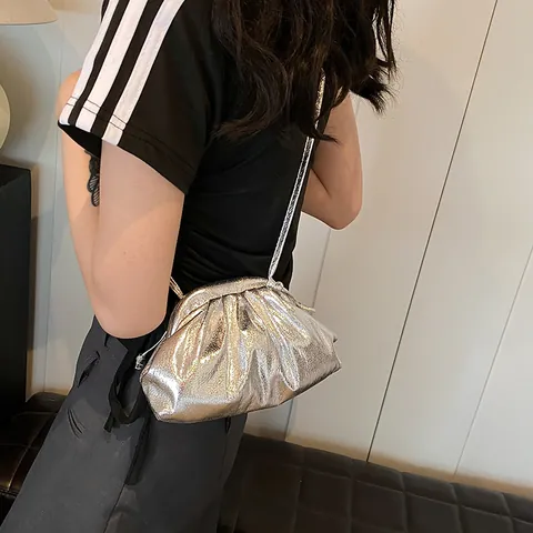 Sac Nuage Plissé Métallique pour Femmes en Cuir PU Bandoulière Mode Streetwear Pochette Clutch Bag Pour Tenues Quotidiennes et Fêtes