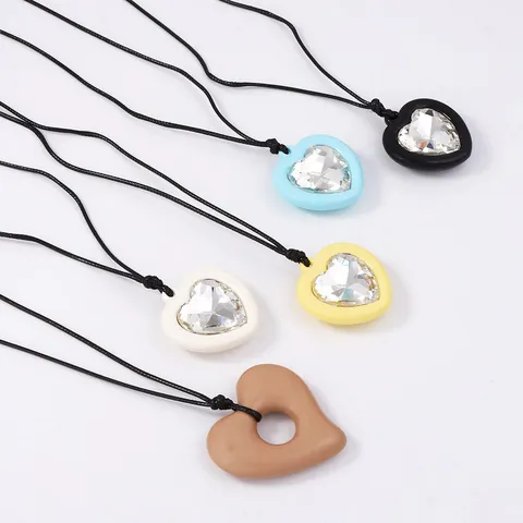 Mode Plastic Hart Hanger Halsketting Met Zirkonia Versiering Lange Zwarte Wasdraad Casual Sieraden Voor Vrouwen Cadeau
