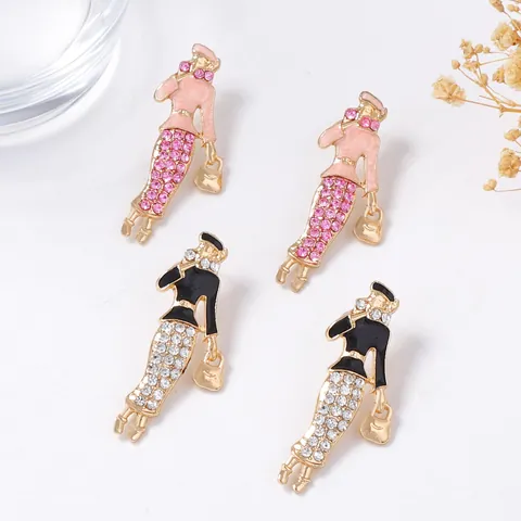 Orecchini a Bottone Vintage in Lega e Smalto con Figura di Donna Elegante con Cappello e Strass per Donna Gioielli di Moda
