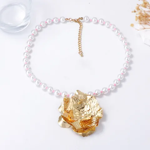 Collier Vintage avec Pendentif Grande Fleur en Métal Doré et Künstliche Perles d'Imitation Élégant Collier Floral à Künstliche Perles pour Femmes Bijoux