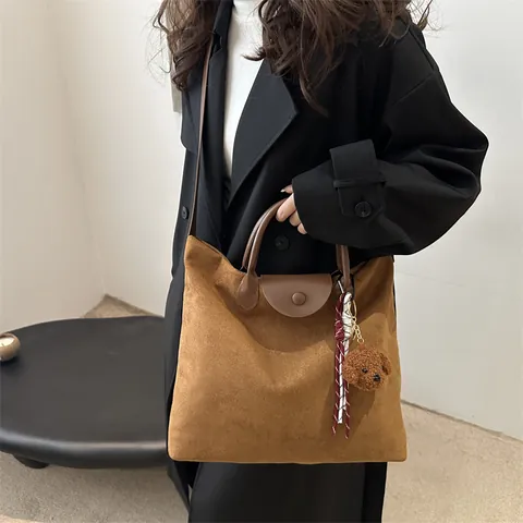 Große Kapazität Wildleder Tragetasche Vintage Spleißen PU Leder Handtasche Schultertasche Mit Teddy Anhänger Für Damen Pendler