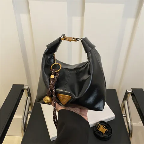 Damen Retro PU Leder Umhängetasche Hobo Knödeltasche Mit Metall Dreieck Logo Gewebter Anhänger Verstellbare Schultertasche