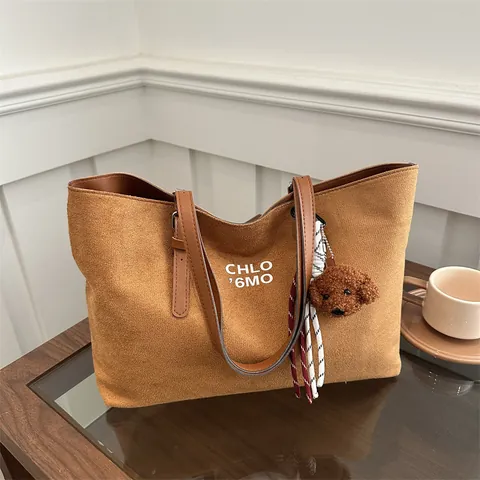 Borsa Tote Retro in Pelle PU Smerigliata Grande Capacità per Donna Borsa a Spalla Pendolare Minimalista con Stampa di Lettere e Ciondolo Orso