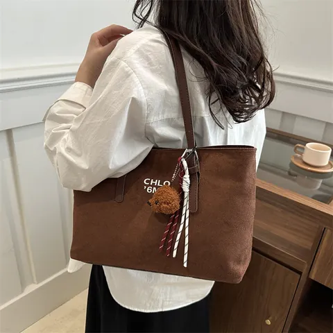 Borsa Tote Retro in Pelle PU Smerigliata Grande Capacità per Donna Borsa a Spalla Pendolare Minimalista con Stampa di Lettere e Ciondolo Orso