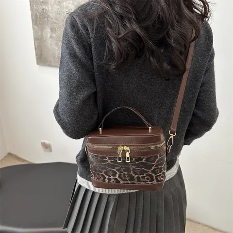 Sac Seau Épissage Imprimé Léopard Femme Style Coréen Cuir PU Sac Cylindre Bandoulière Double Fermeture Éclair Or Sac à Épaule Mode Sac à Main
