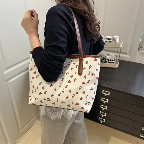Borsa Tote in Pelle PU da Donna a Grande Capacità Con Simpatica Stampa a Ciliegia Borsa a Mano Versatile per Uso Quotidiano