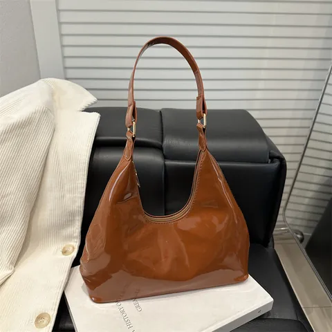 Glanzende Laklederen Okseltas Voor Dames Minimalistische Hobo Schoudertas Glanzend PU Halve Maan Handtas Mode Woon-werkverkeer Tas