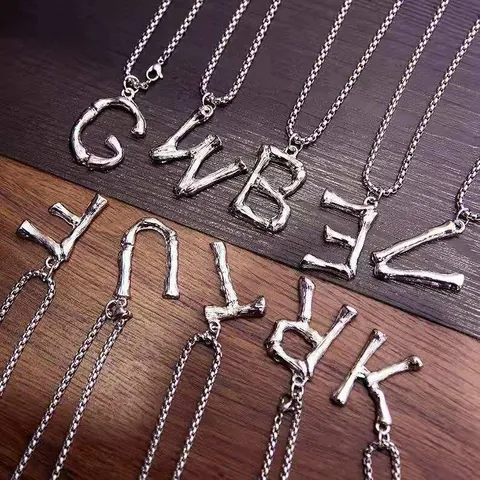 Collier Pendentif Lettre Initiale Hip Hop en Acier Titane Texture de Bambou Argent Bijoux Personnalisés pour Hommes Femmes