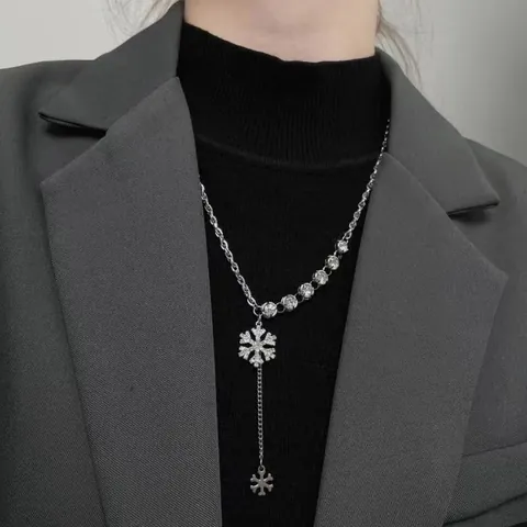 Élégant Collier Pendentif Flocon de Neige en Acier Titane pour Femme Couleur Argent Forme en Y Gland Strass Bijoux Hiver