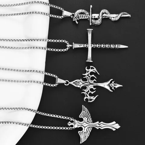 Collier Pendentif Épée et Serpent Gothique pour Hommes Femmes Chaîne en Acier Inoxydable Alliage Croix Crâne Aile Couronne Bijoux