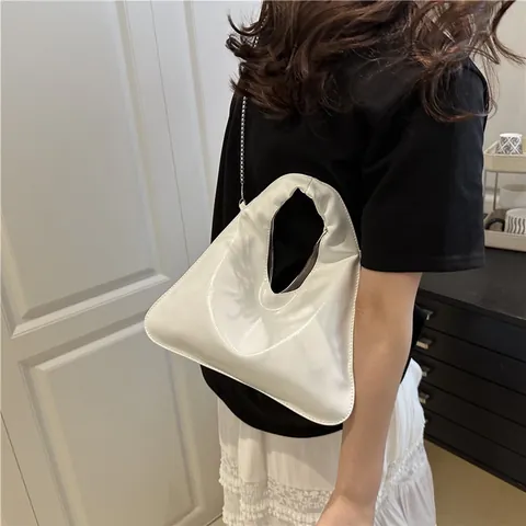 Bolso Hobo de Triángulo de Cuero PU Brillante Minimalista Urbano Moderno Con Correa de Cadena de Metal Plateado Mujer